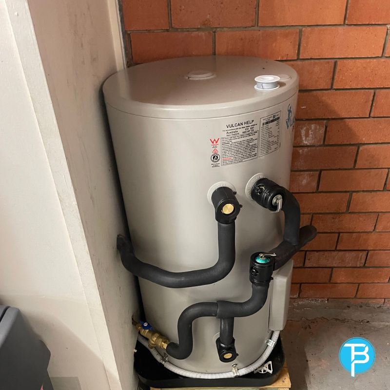 Gas continuous flow unit fitted to an exterior wall